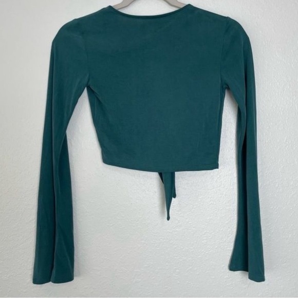 🌻HP🌻NWOT Urban Outfitters green Elle keyhole wrap crop top flare sleeves XS - Picture 10 of 12
